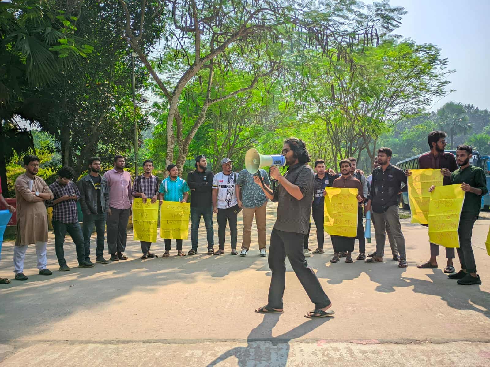 কুবিতে শিক্ষক নিয়োগ প্রক্রিয়ায় রাজনৈতিক হস্তক্ষেপ, শিক্ষার্থীদের মানববন্ধন